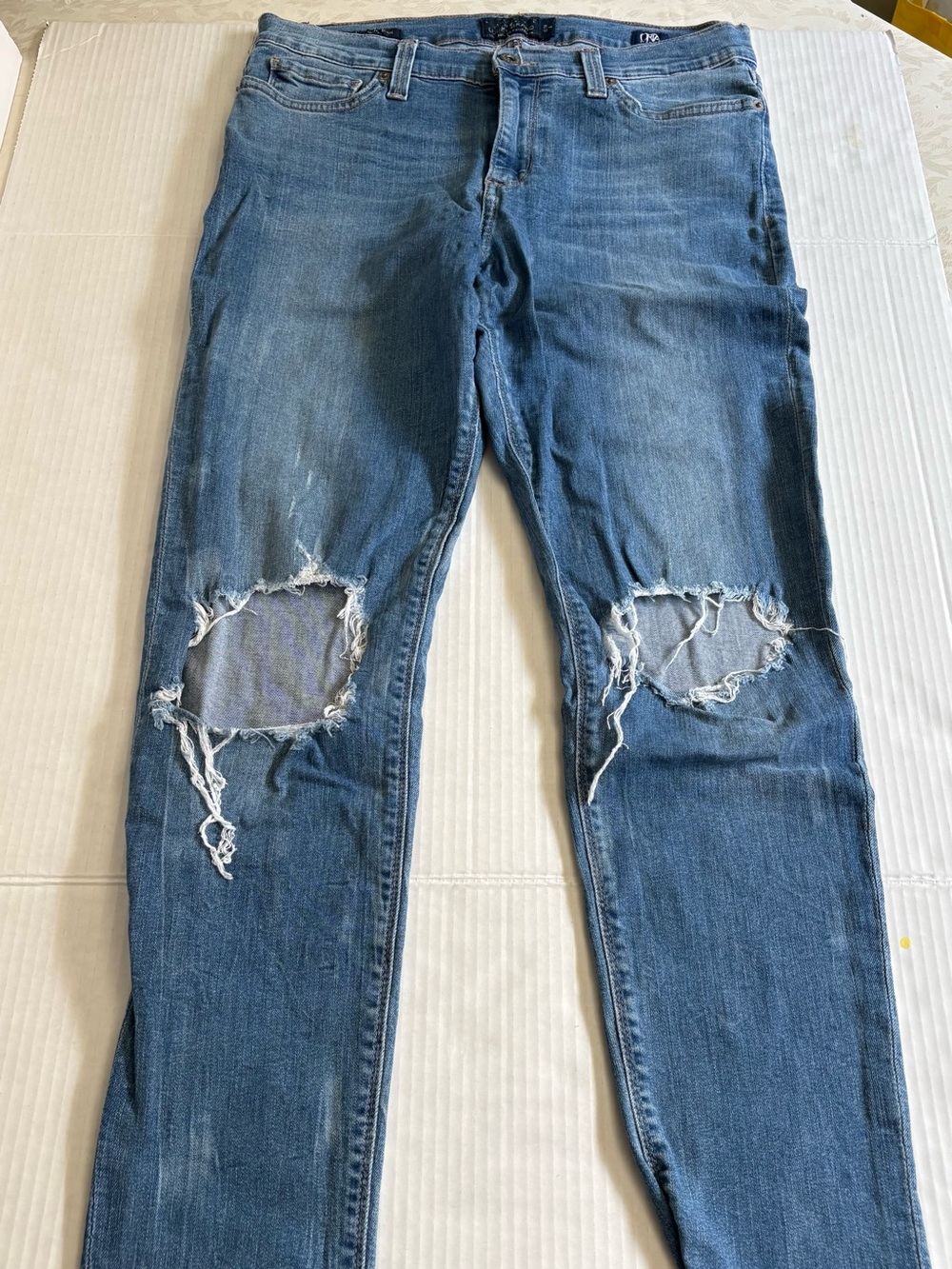 Lucky Brand Women's Jeans size 12/31 with Knee Rips